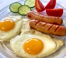 Яичница с сосиками из индейки