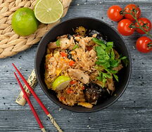Wok с рисом и курицей