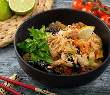 Wok с лапшой и курицей