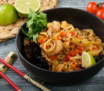 Wok с лапшой и креветками