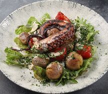 Осьминог с картофелем и устричным соусом