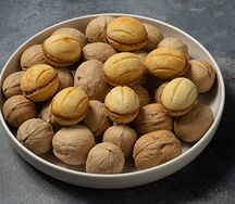 Орешек с вареной сгущенкой и грецким орехом