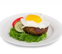 Бифштекс с яйцом