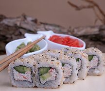 Ролл Калифорния в кунжуте