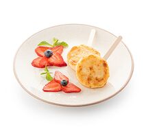 Сырники с яблочной начинкой и свежими ягодами