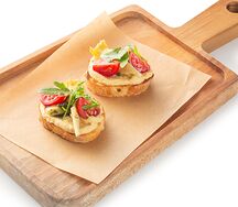 Тапас с хумусом, артишоками и томатами черри