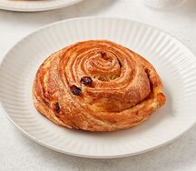 Улитка с изюмом и солёной карамелью