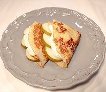 Блины с грушей и сливочным сыром