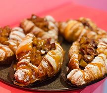 Крулик с запечённым яблоком и солёной карамелью