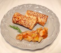 Блины с запеченными яблоками, корицей и солёной карамелью