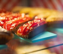 Эклер малиновый