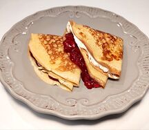 Блины с клубникой