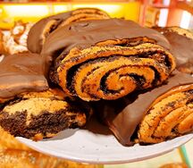 Сдобная маковая булочка Изюминка с шоколадной помадкой