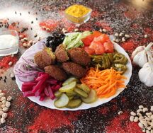 Фалафель на тарелке