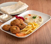 Фалафель на тарелке