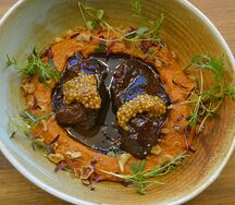 Говяжьи щечки с пюре из кукурузы под соусом демиглас