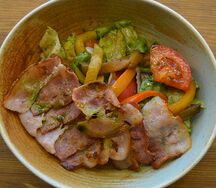 Тёплый салат с беконом