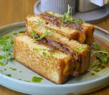 Бриошь-сэндвич с рваной говядиной и соусом Джим Бим