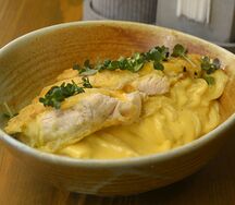 Спагетти в сырном соусе с курицей тандури