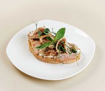 Брускетта с куриным филе и беконом 