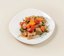 Свинина с овощами в красном соусе 