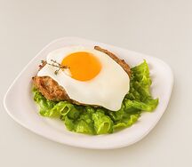 Бифштекс с яйцом