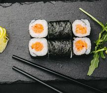 Маки с лососем