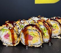 Горячий ролл в темпуре с копченым лососем