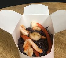 Черная лапша с креветками