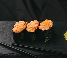 Гункан с лососем