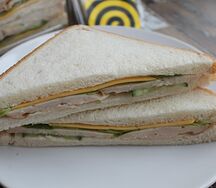 Сэндвич с куриным рулетом