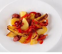 Картофель с колбасками и болгарским перцем