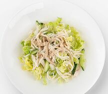 Салат с курицей и кунжутным соусом