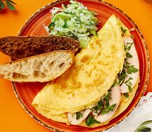 Омлет с зеленью и куриной грудкой