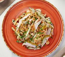 Салат с блинами и копченой курицей