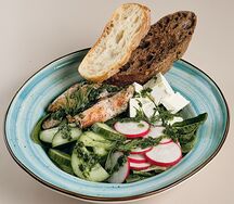 Салат с куриной грудкой и шпинатом