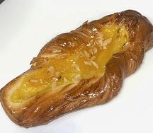Слойка с персиковым джемом