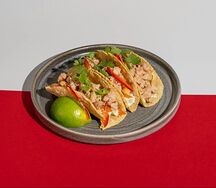 Тако с цыпленком, беконом и кранч-луком
