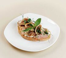 Брускетта с куриным филе и беконом