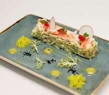 Крабовый салат с авокадо, свежим огурцом и соусом Манго