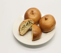 Пирожок с зелёным луком и яйцом