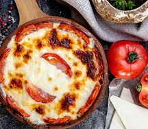 Сыр сулугуни, запеченный с помидорами