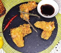 Крылышки куриные в кляре с соусом