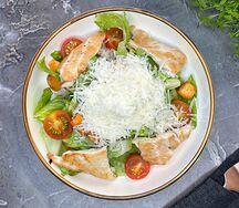 Салат Цезарь с курицей