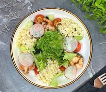 Салат с креветками, булгуром и соусом гамадари