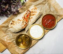 Шаурма с курицей и фирменными соусами