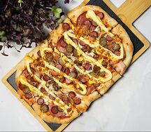 Пицца с колбасками и халапеньо