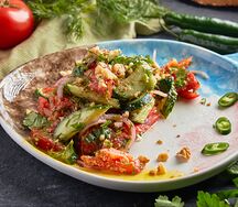 Салат Газапхули с орехами и сезонными овощами