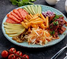 Шаурма на тарелке с курочкой