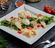 Свежий Зеленый салат с яйцом и курой гриль